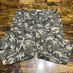 Army print capri pants